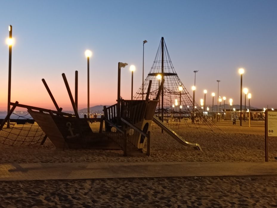 Apartamento T1, a 200 m da praia de Costa da Caparica, com varanda para a principal rua de comércio e restauração. Disponível em Setembro.