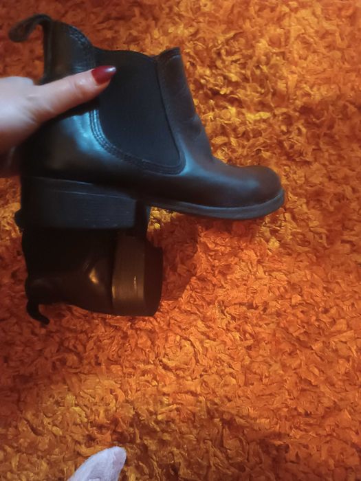 Botas pretas tamanho 35 em pele