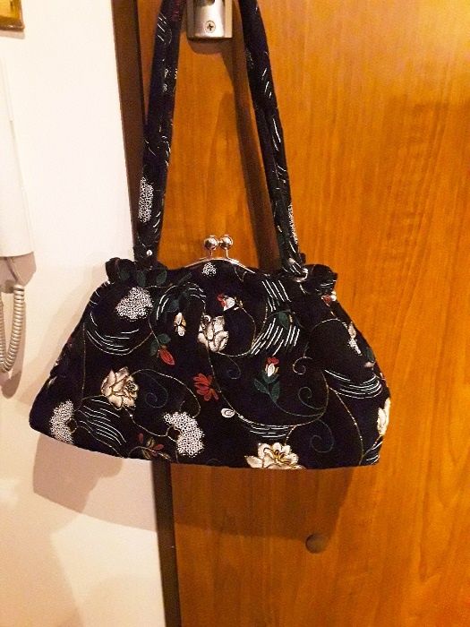 na prezent, na imprezy Torebka  haftowana na aksamicie - vintage