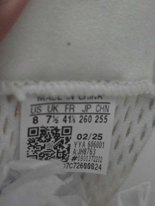Продам нові фірмові кросівки Adidas.