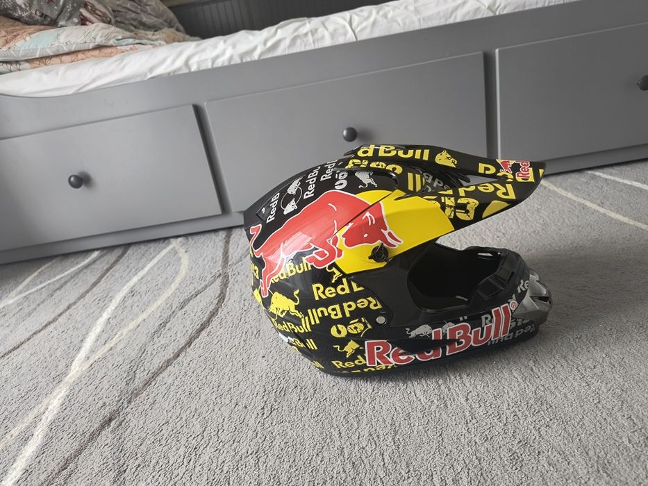 Kask dziecięcy z okularami.