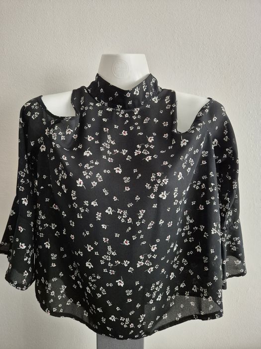 Blusa Preta Ombro Descoberto Bershka

Tecido leve e fresco
Tamanho S
L