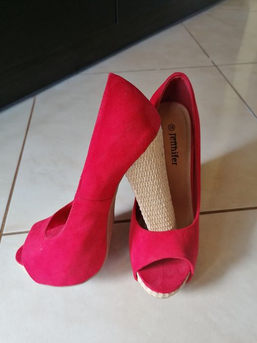 Czerwone szpilki na słupku