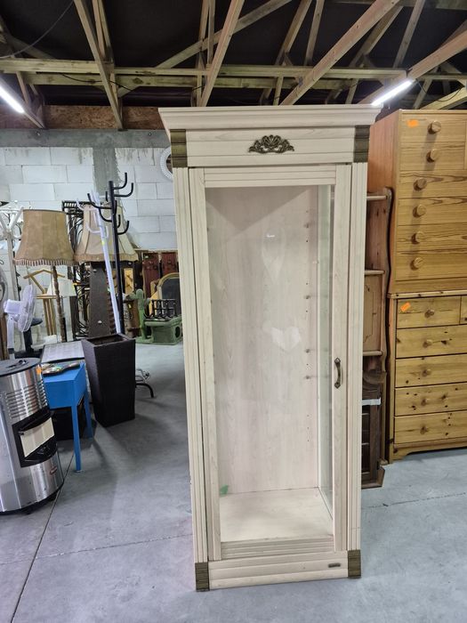 Wysoka przeszklona komoda