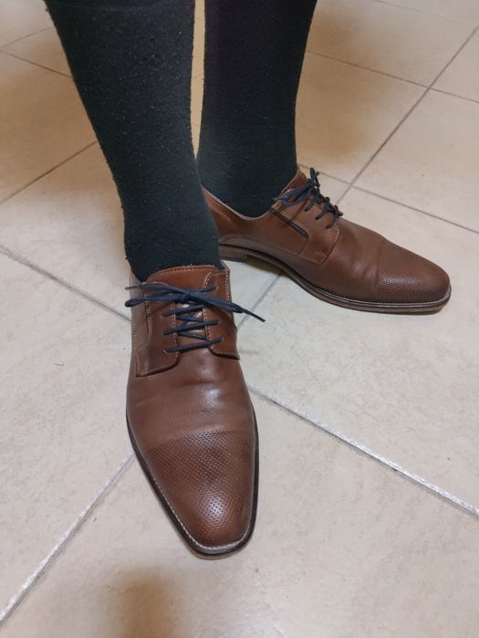 Sapatos de couro castanhos semi-novos