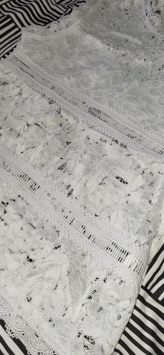 Koronkowa biala bluzka bezrekawnik