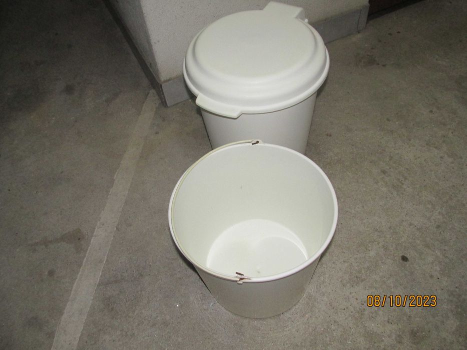 Balde branco com tampa.