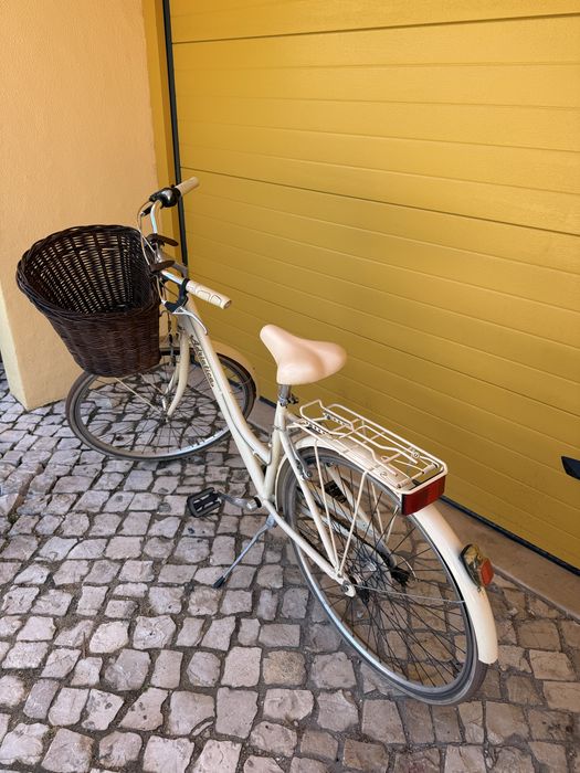 Bicicleta Adriatica em bom estado geral. Tem um pneu furado e precisa dessa reparação. Restante funcionamento normal.