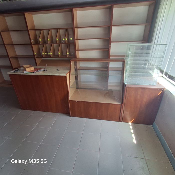 Меблі в магазин в хорошому стані