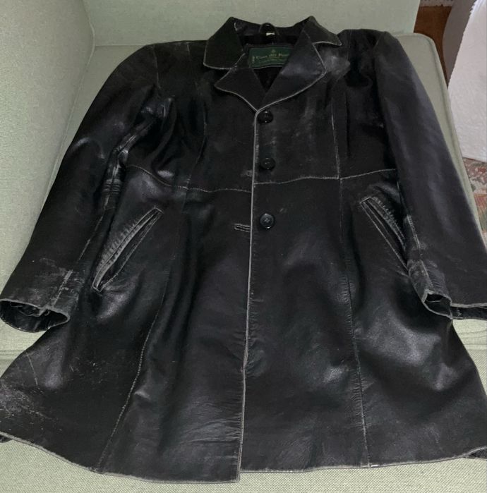 Casaco comprido, preto, em pele da “Casa das Peles do Cartaxo”
