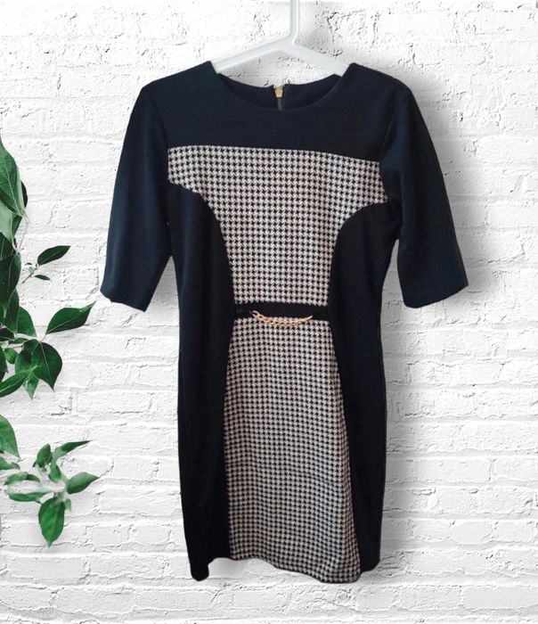 Sukienka czarna elegancka pepitka biuro złoty łańcuszek M