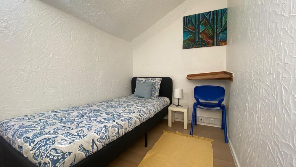 Alugo 2 quartos individuais preferencialmente a jovens