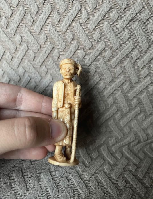 Antiga figura oriental de camponês okimono trabalhada