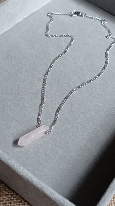 Naszyjnik na srebrnym łańcuszku z kamiennym wisiorkiem