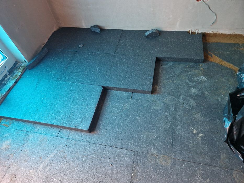 Rozkładanie   styropianu.