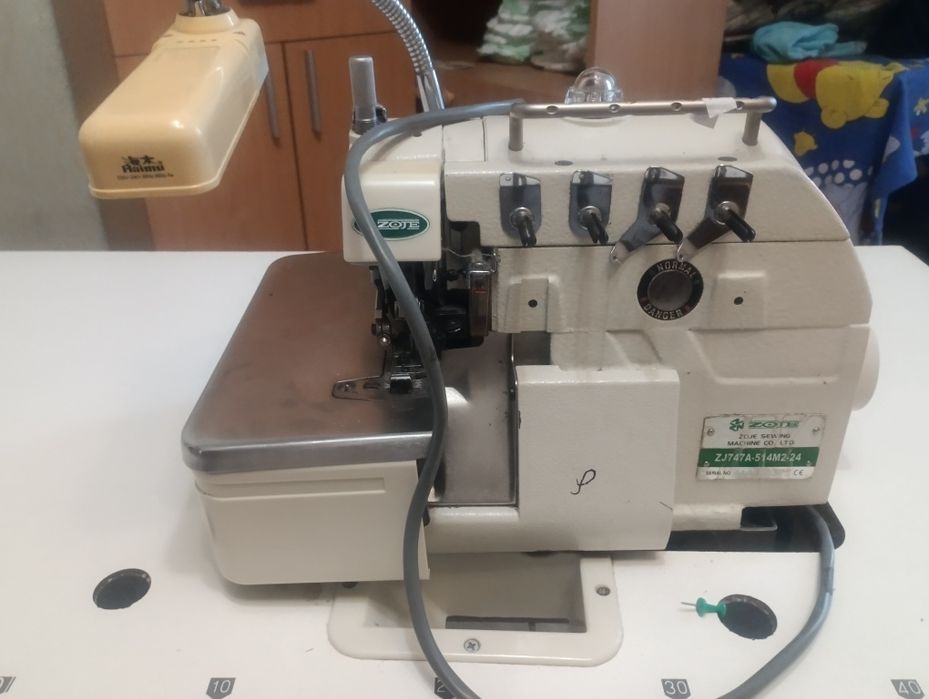 Продам оверлок на 220