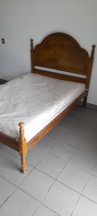 Cama de casal com colchão e estrado