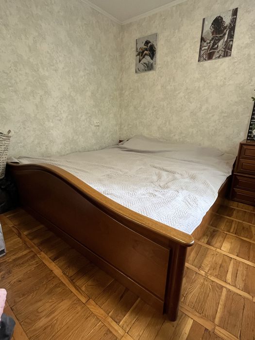 Деревянная  кровать 2х2  с матрасом и тумбочками