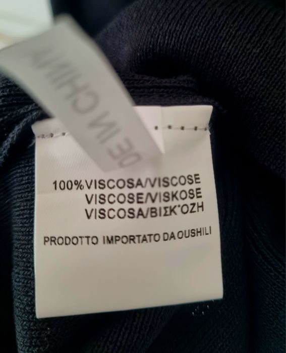 Camisola em malha preta com mangas abalonadas bordadas a branco. TU