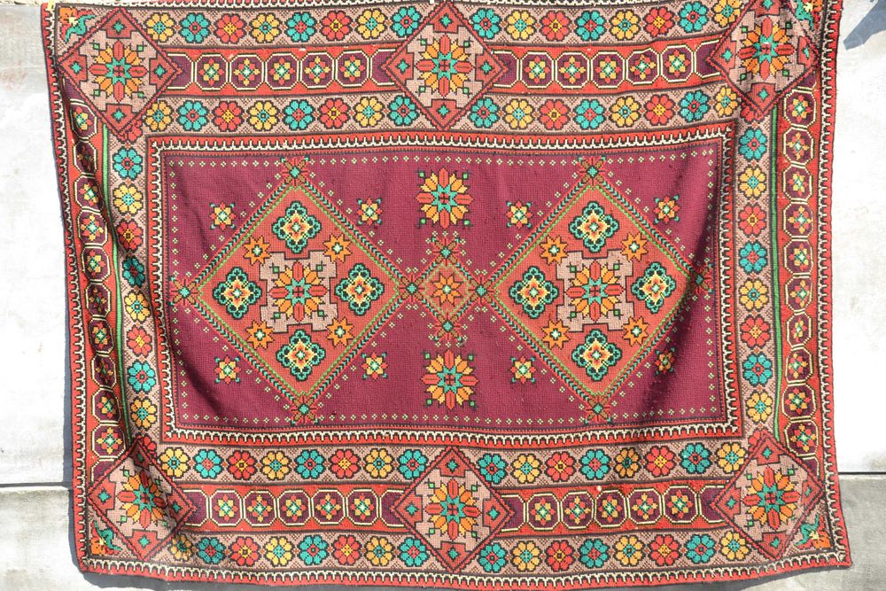 Ковер вишитой на тканом полотне ручная робота