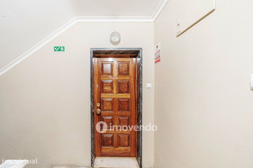 Apartamento T3, com terraço e arrecadação, em Mem Martins