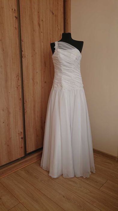 Biała suknia ślubna na jedno ramię