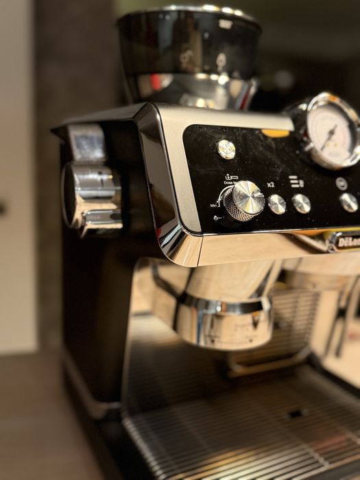 Ekspres kolbowy z mlynkiem Delonghi La specialiasta