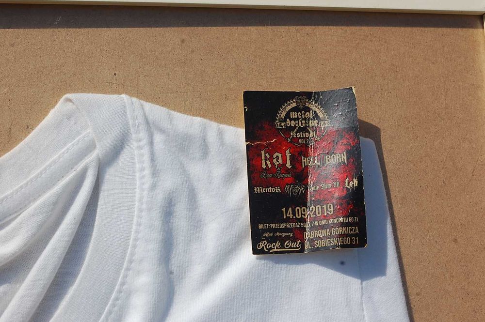 Koszulka KAT z podpisami i biletem z koncertu