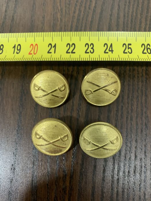 Quatro Botões de fardamento militar.