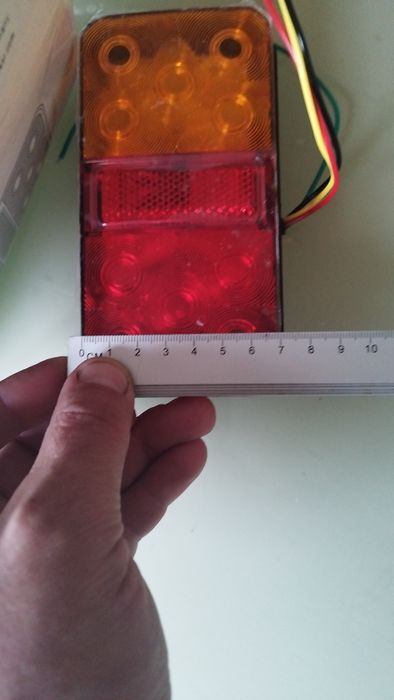 Задні лед фонарі стопи на автомобілі прицеп трактор.