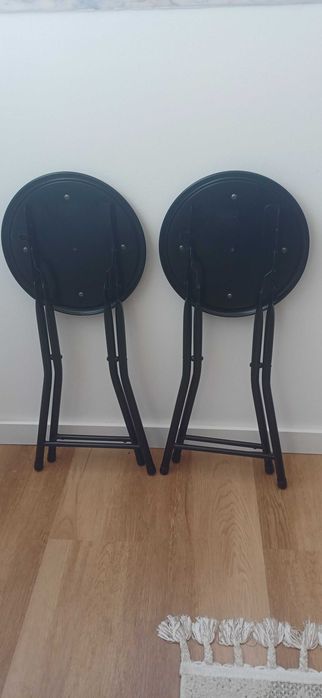 2 bancos dobraveis pretos redondos