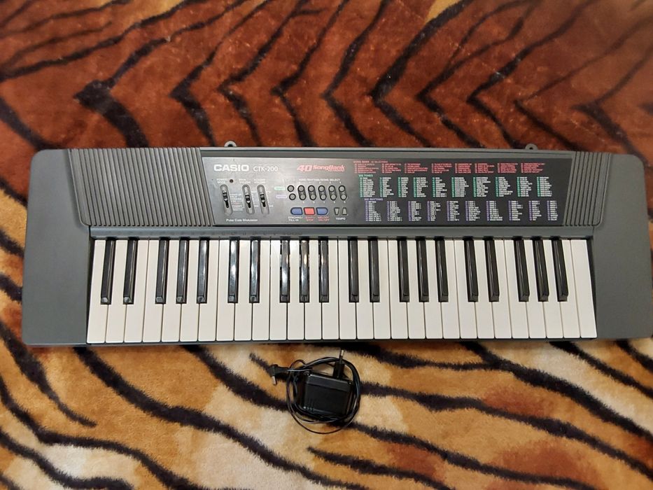 Синтезатор Casio-СТК-200 в хорошому стані,