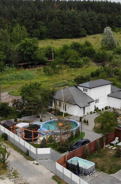 Подобова оренда великого будинку за містом з басейном з підігрівом