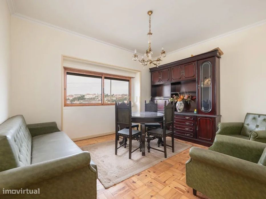 Apartamento T3+1 com garagem na Rua Verde Pinho em Coimbra — Santo António dos Olivais, Coimbra