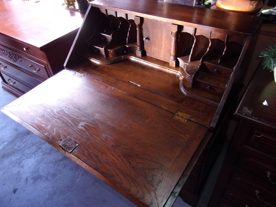 Sekretarzyk dębowy.Bardzo masywny lity dąb 100 %.