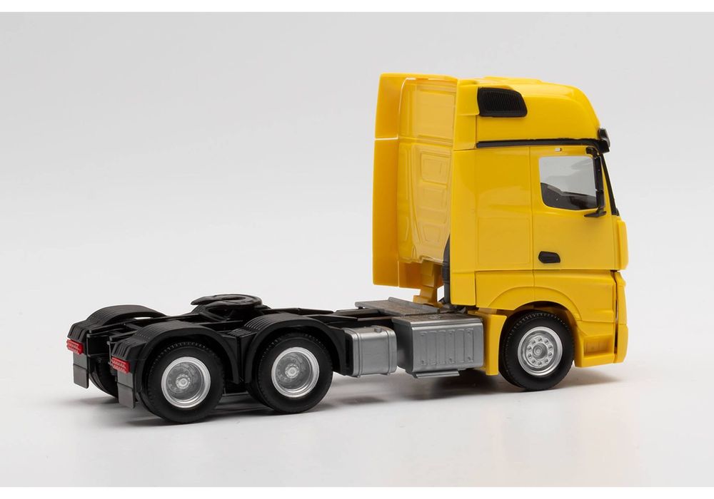 Mercedes-Benz Actros Gigaspace 6x4 Herpa 1:87 Модель вантажівки
