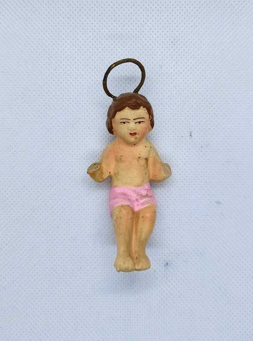 Pequena estatueta marfinite antiga de Menino Jesus de presépio