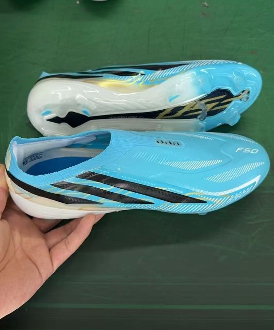 Botas de futebol, futebol de 7 e futsal.