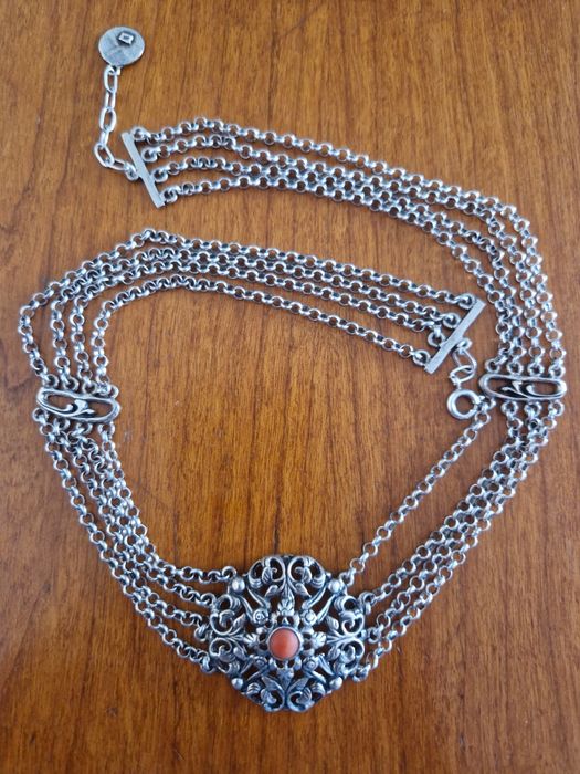 Srebny naszyjnik z koralem