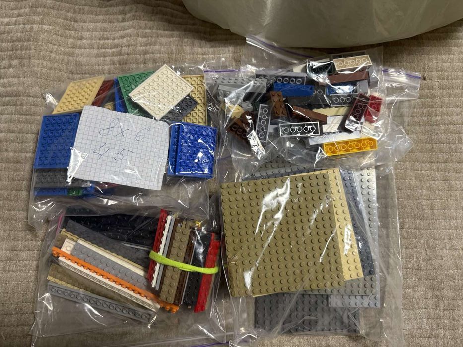 Деталі від конструктора Лего