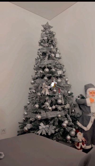 Árvore de Natal com todos os enfeites