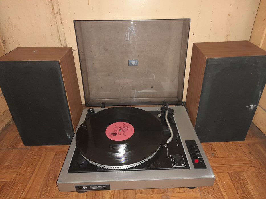 Gramofon Unitra Bernard z pokrywą bez uszkodzeń , pokrywa cała