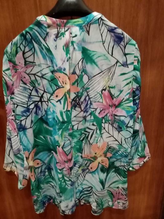 camisa com colarinho curto estampada,com botões à frente
