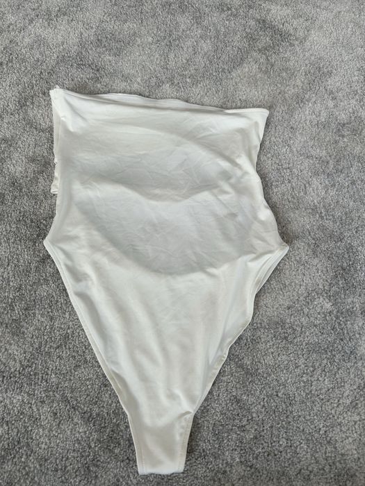 Białe body pull& bear M