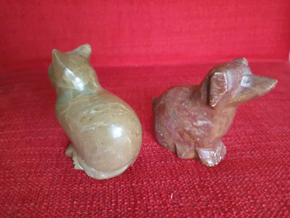Conjunto cão + gato esculpidos em pedra mármore 7x6cm