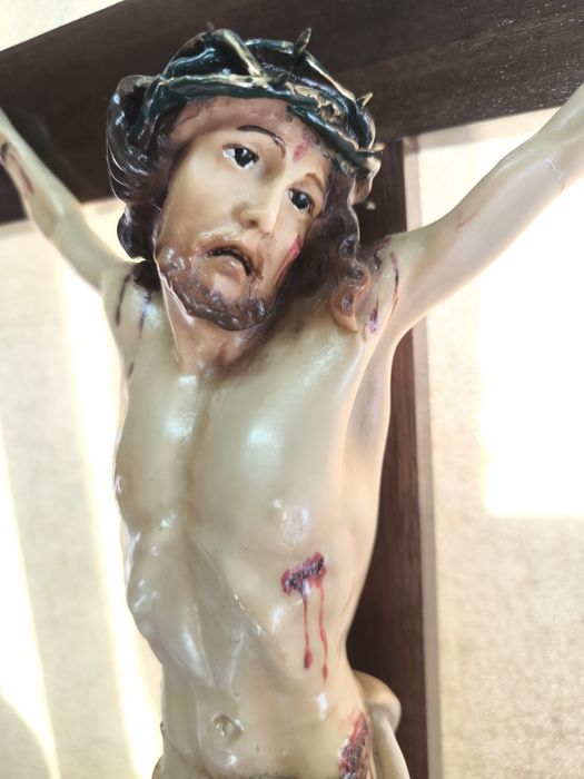 Imponente Crucifixo de Mesa em Madeira e Marfinite