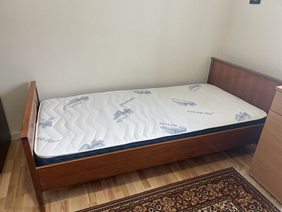 Кровать односпальная с ортопедическим матрасом.