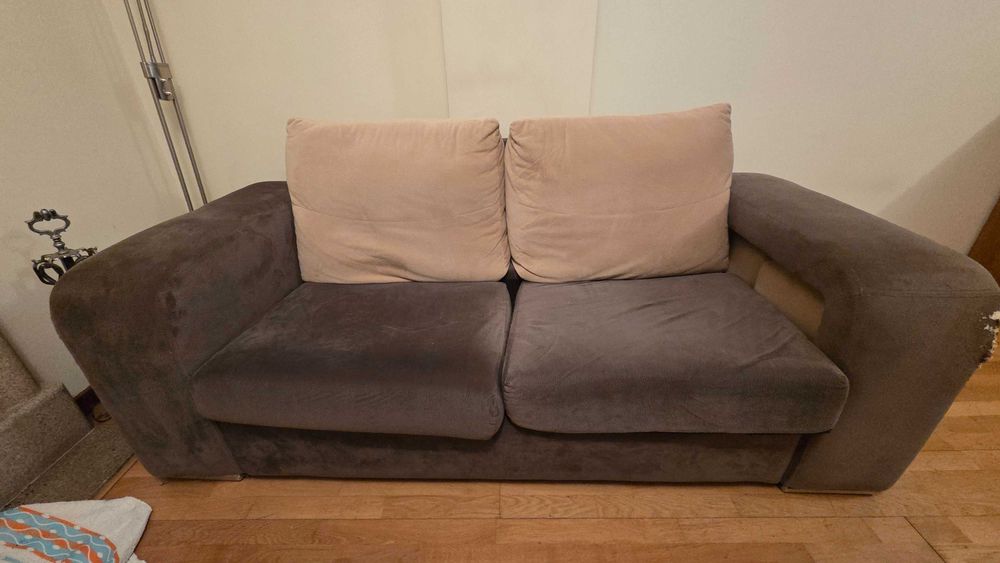 Vendo sofá usado, com 1,90 x 0,90m. Possui dois pequenos bancos integrados. Juntamente vai também um puff, com 0,65x0,90m