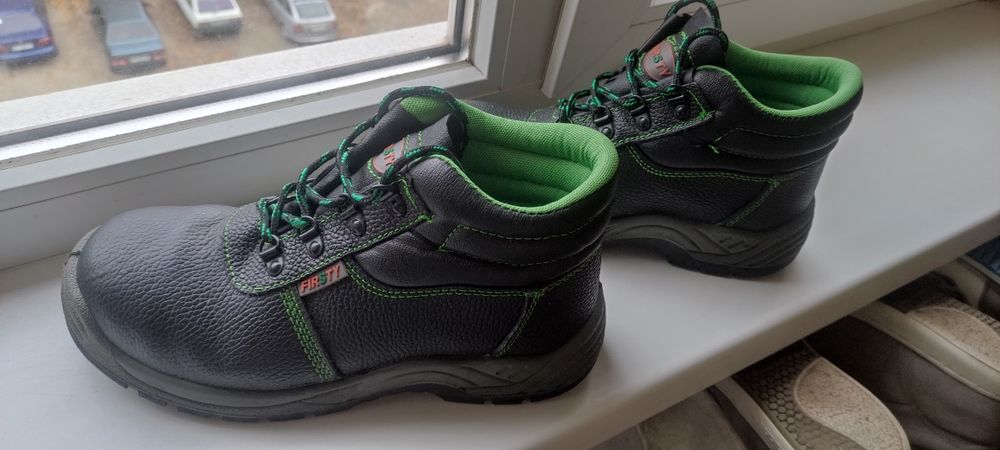 Рабочие ботинки.