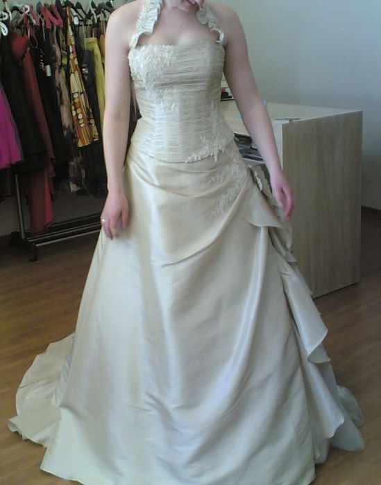 Vestido de Noiva Bronze com lindo trabalho em renda e tule